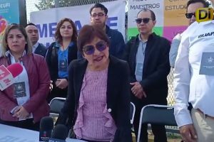 ESTUDIANTES DIALOGAN PARA REGRESAR A CLASES
