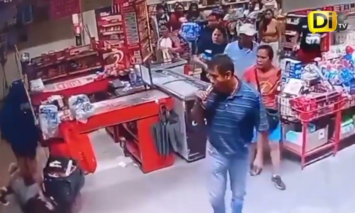 SUJETOS AGREDEN A EMPLEADOS DE TIENDA POR DESCUBRIRLOS ROBANDO