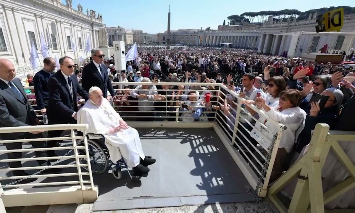 PAPA FRANCISCO SORPRENDE A FILES EN LA PLAZA DE SAN PEDRO