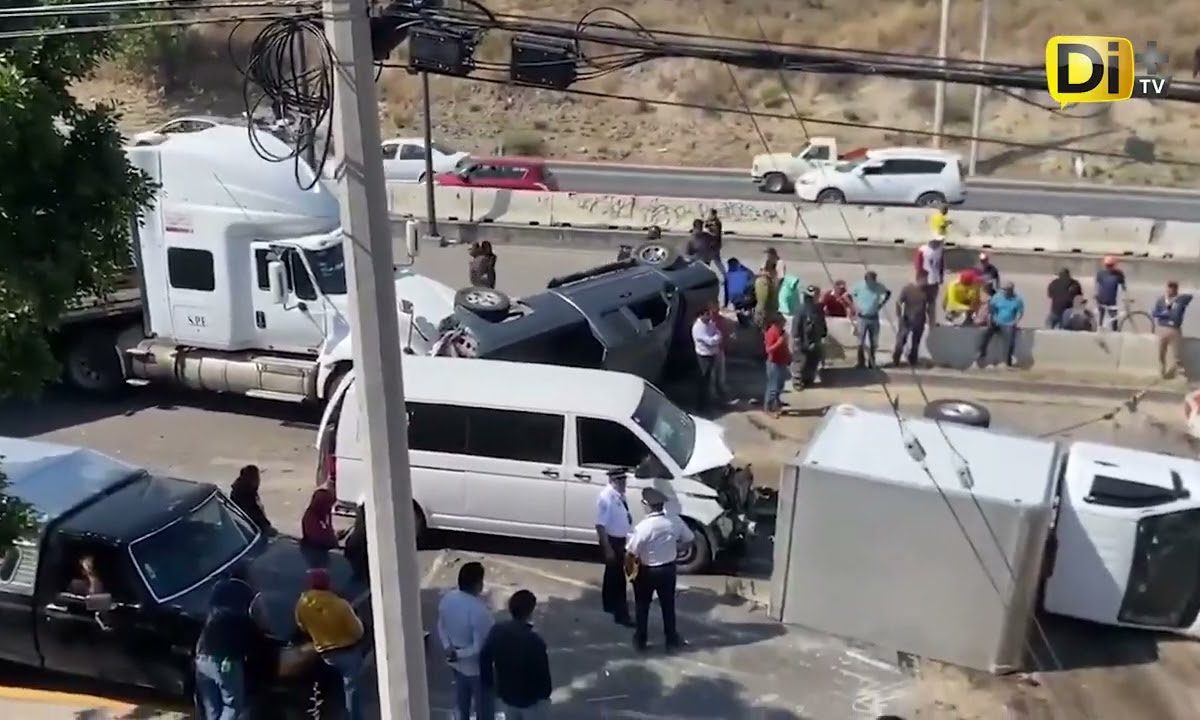 TRÁILER PROVOCA CARAMBOLA DE NUEVE VEHÍCULOS EN PERIFÉRICO