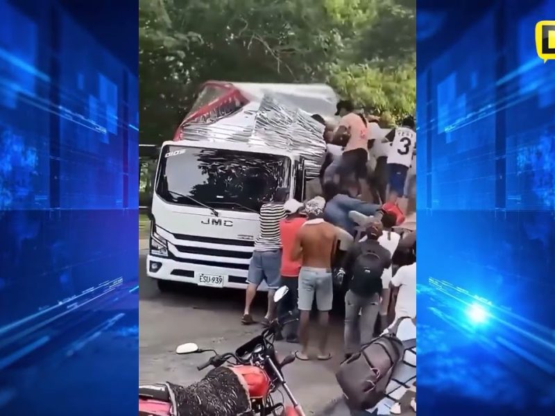 SE R0BAN ELECTRODOMÉSTICOS TRAS ACCIDENTE DE CAMIÓN EN COLOMBIA