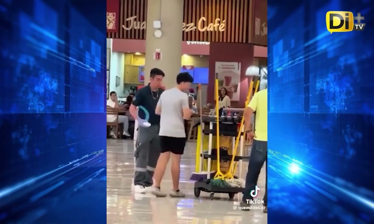 EXHIBEN A JOVEN QUE TIRÓ SU REFRESCO EN PLAZA COMERCIAL