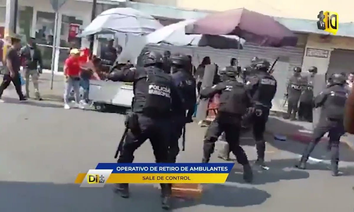 ¡SE DAN CON TODO! AMBULANTES Y POLICÍAS POR DESALOJO EN IZÚCAR