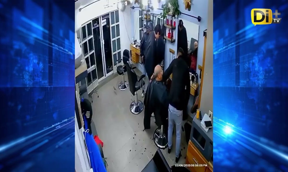 4z4LT4N BARBERÍA EN MOMOXPAN, CHOLULA; SUJETOS SE LLEVAN HASTA CAMIONETA