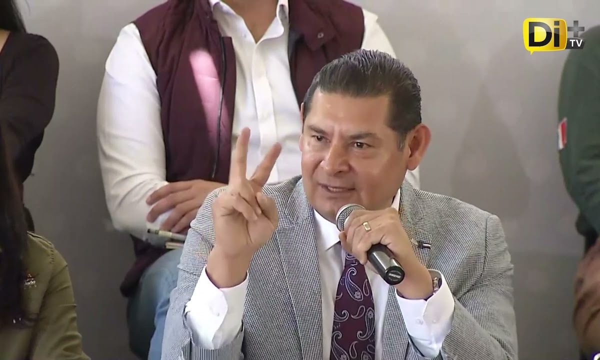 ARMENTA A FAVOR DEL RÓTULO EN CASCO DE MOTOCICLISTAS
