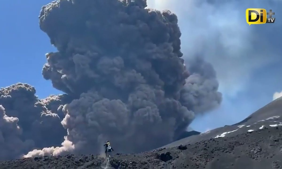 VOLCÁN ETNA 🌋 ENTRA EN ERUPCIÓN Y SORPRENDE A TURISTAS