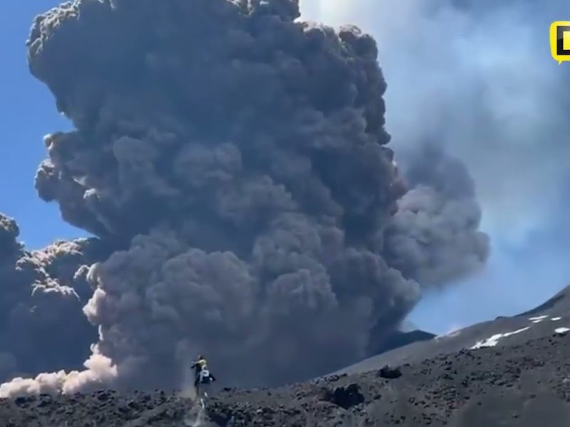 VOLCÁN ETNA 🌋 ENTRA EN ERUPCIÓN Y SORPRENDE A TURISTAS