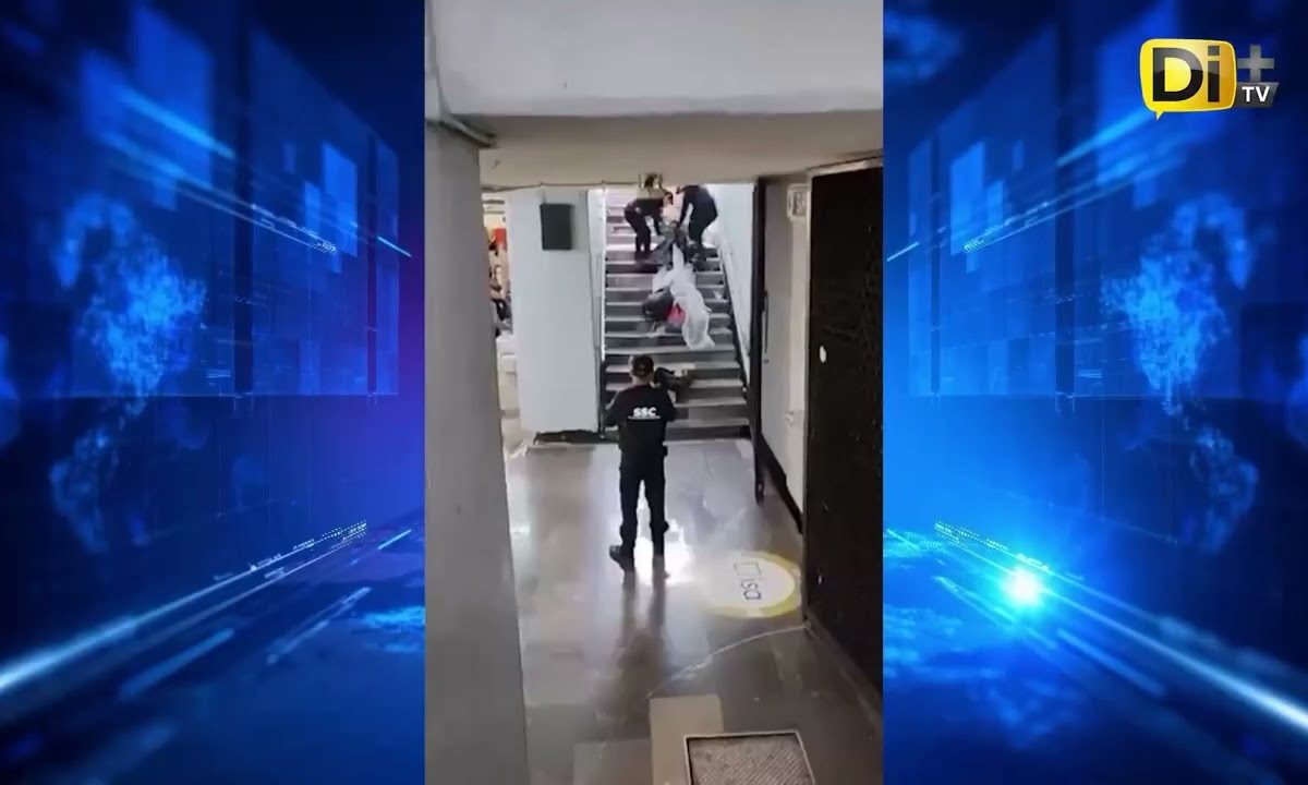 POLICÍAS SACAN “A RASTRAS” A UN INDIGENTE DEL METRO
