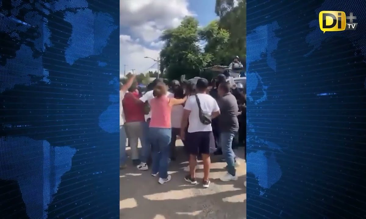 HABITANTES DE SAN BALTAZAR TETELA SE ENFRENTAN A POLICÍAS POR OPERATIVO VS MOTOS