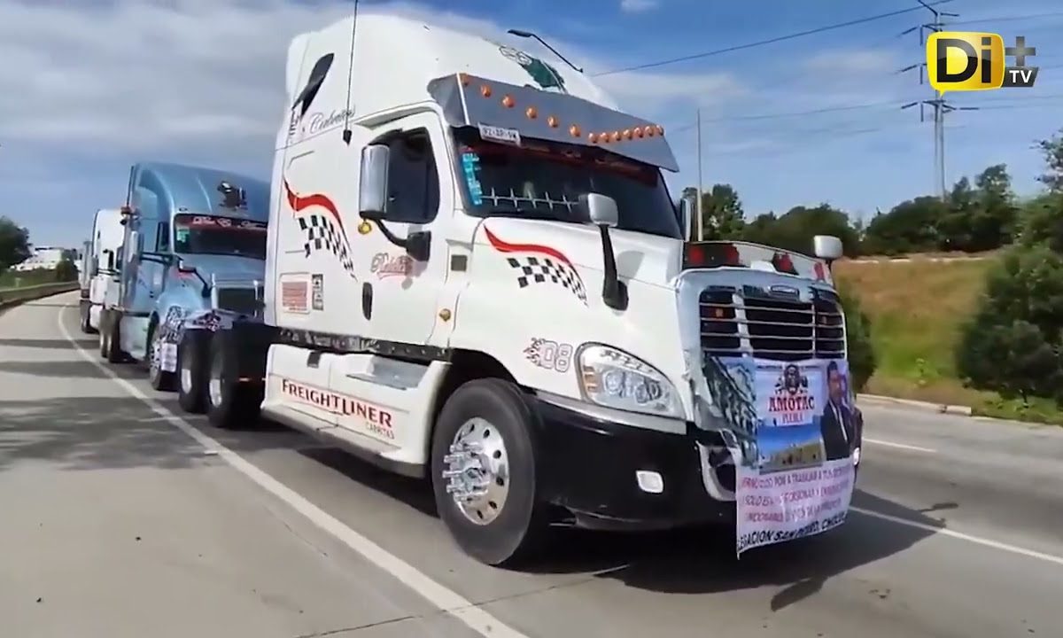 BLOQUEAN TRANSPORTISTAS CARRETERAS DE PUEBLA PARA EXIGIR SEGURIDAD
