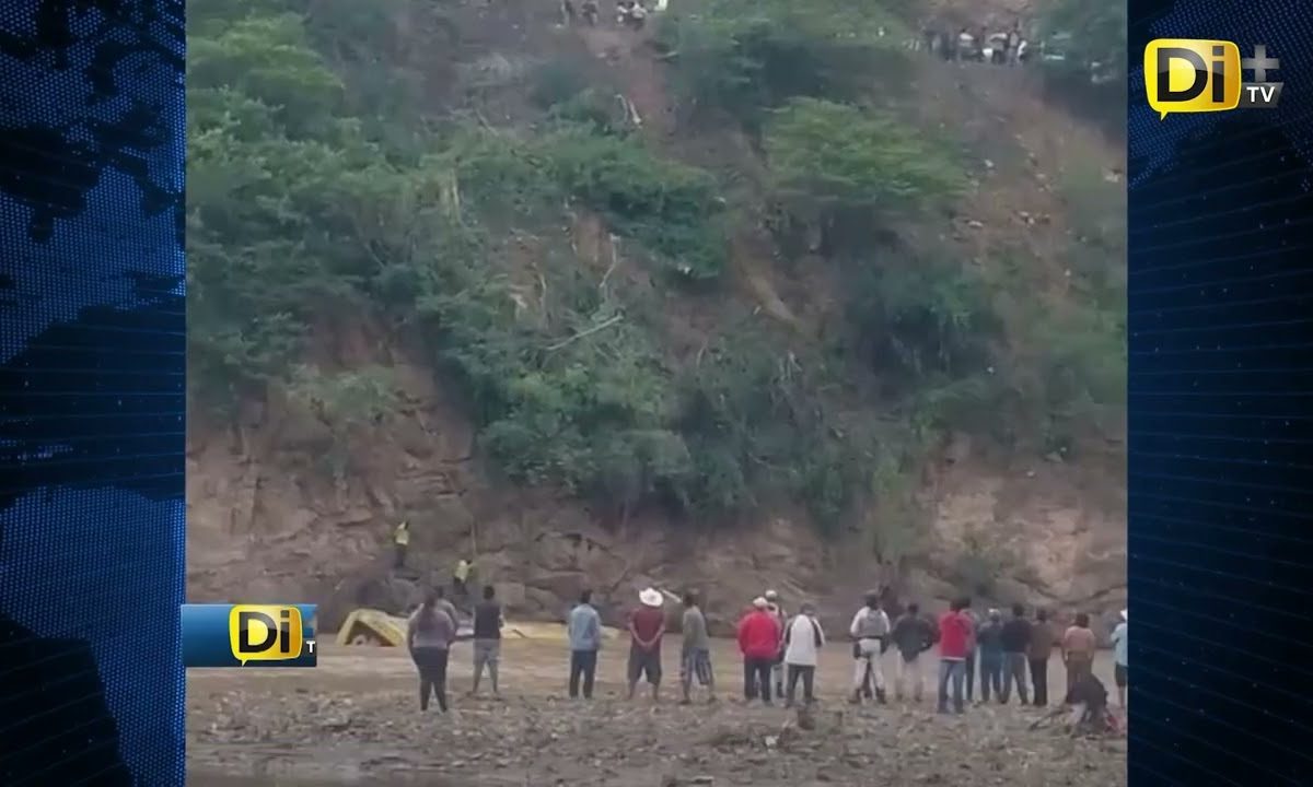 CAMIÓN CON PASAJEROS ABORDO CAE A RÍO TLAPANECO; BEBÉ SOBREVIVE