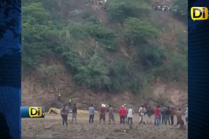 CAMIÓN CON PASAJEROS ABORDO CAE A RÍO TLAPANECO; BEBÉ SOBREVIVE