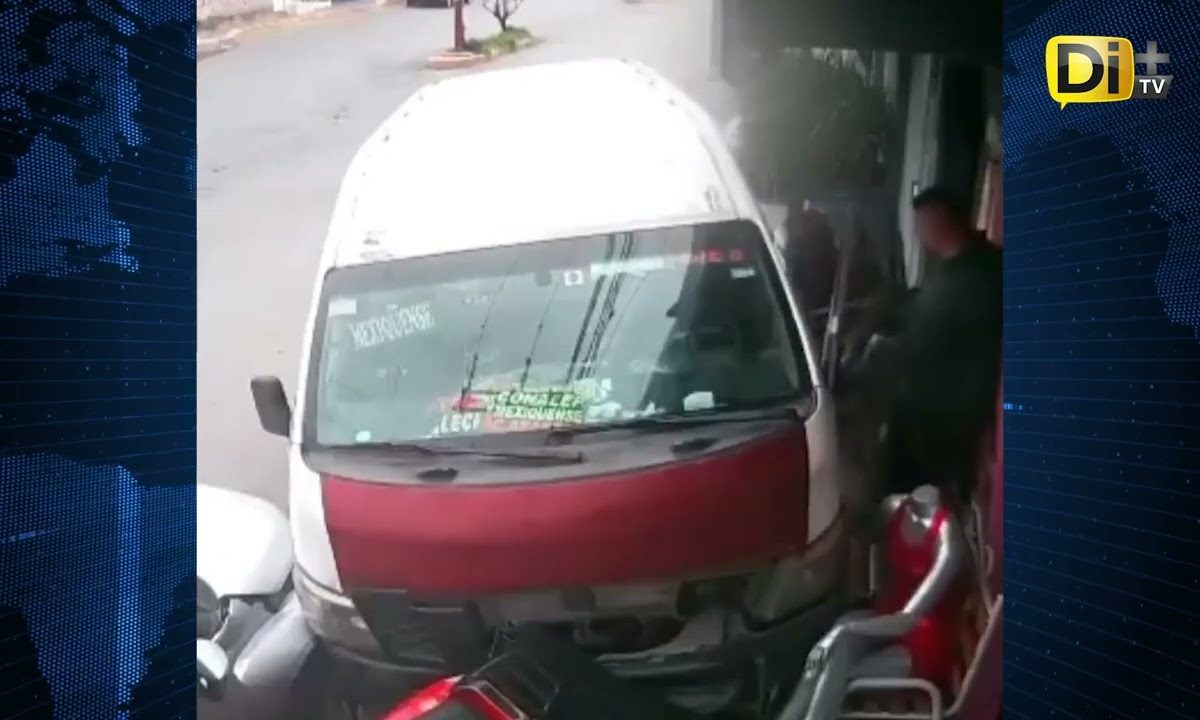 ¡SE SALVA DE MILAGRO! HOMBRE LOGRA ESQUIVAR A UNA COMBI QUE LO IBA A ATROPELLAR