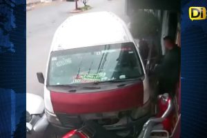 ¡SE SALVA DE MILAGRO! HOMBRE LOGRA ESQUIVAR A UNA COMBI QUE LO IBA A ATROPELLAR