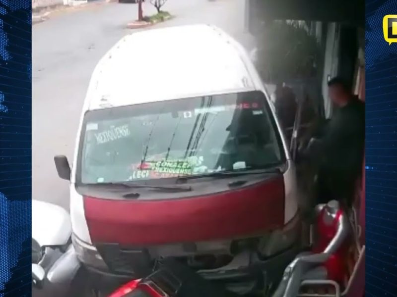 ¡SE SALVA DE MILAGRO! HOMBRE LOGRA ESQUIVAR A UNA COMBI QUE LO IBA A ATROPELLAR