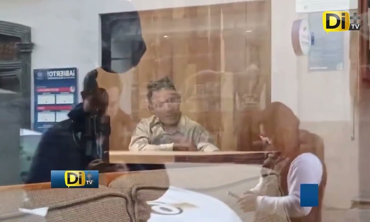 ¡INDIGENTE QUEDA ATRAPADO EN RESTAURANTE DEL CENTRO DE PUEBLA!