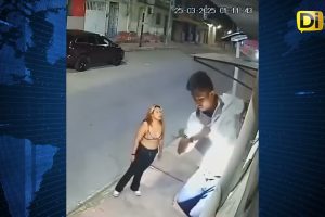 MUJER “SUPLICA” A POLICÍAS QUE NO SE LLEVEN A SU NOVIO RATERO