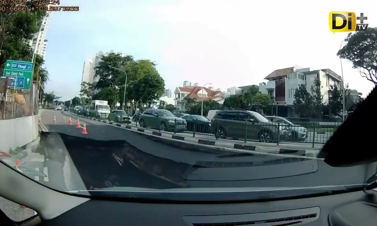 ¡LITERAL TRÁGAME TIERRA! SOCAVÓN SE COME UN CARRO EN SINGAPUR