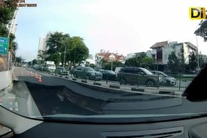 ¡LITERAL TRÁGAME TIERRA! SOCAVÓN SE COME UN CARRO EN SINGAPUR