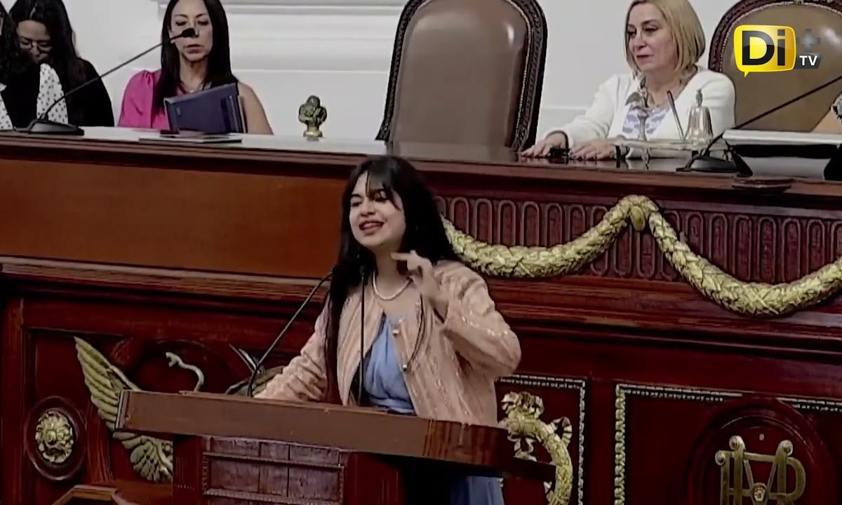 REGAÑA GANADORA DEL PREMIO DE LA JUVENTUD A DIPUTADOS DE LA CDMX