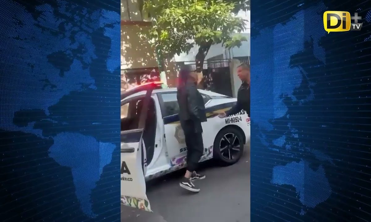 MUJER 👩 AGREDE A PATADAS A POLICÍA 👮‍♂️ DE LA CDMX