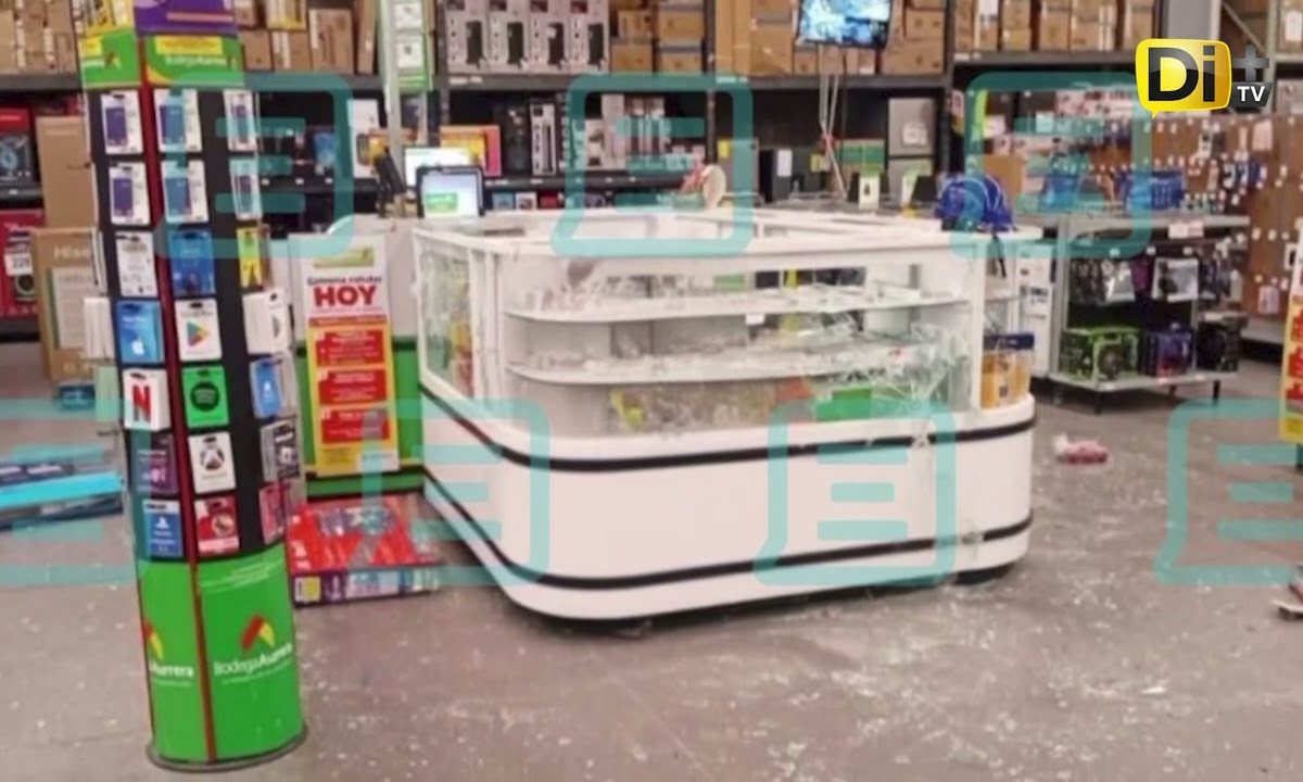 CON MARROS ROMPEN VITRINAS Y SE LLEVAN CELULARES 📱 DE BODEGA AURRERA EN XILOTZINGO