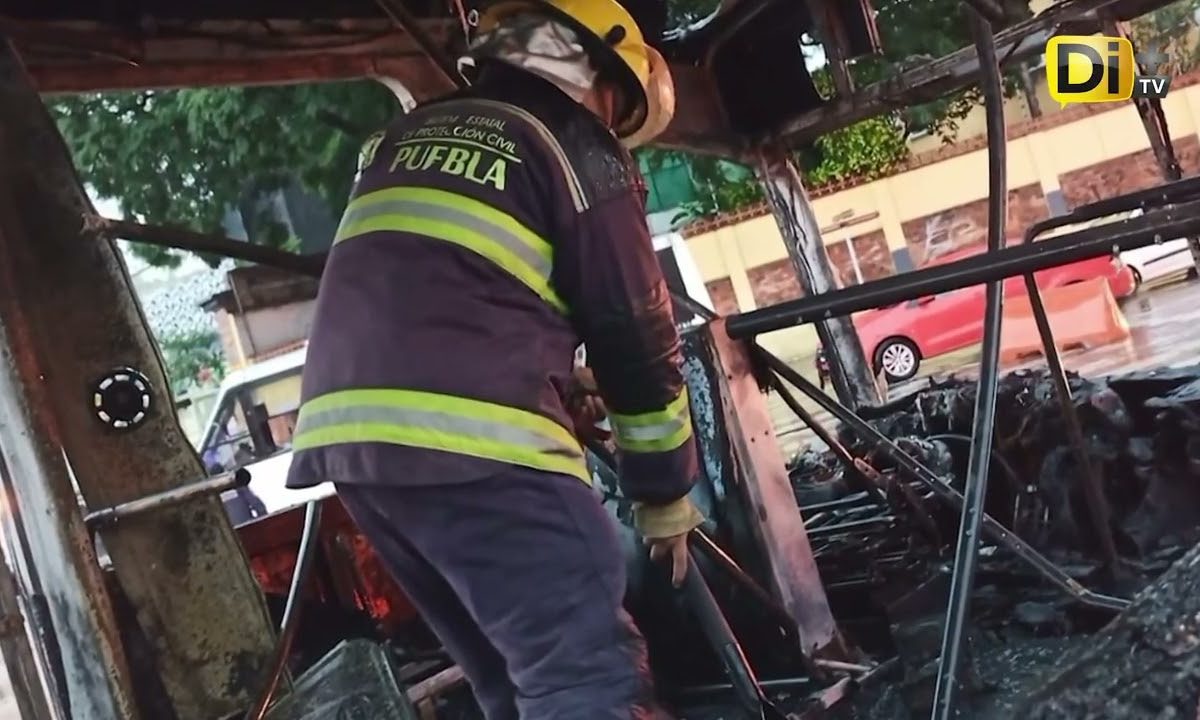 ESTUDIANTES DE LA NORMAL DE TETELES VANDALIZAN UNIDADES DE RUTA
