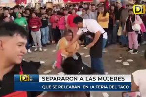 PELEAN DOS MUJERES EN LA FERIA DEL TACO EN SAN NICOLÁS BUENOS AIRES