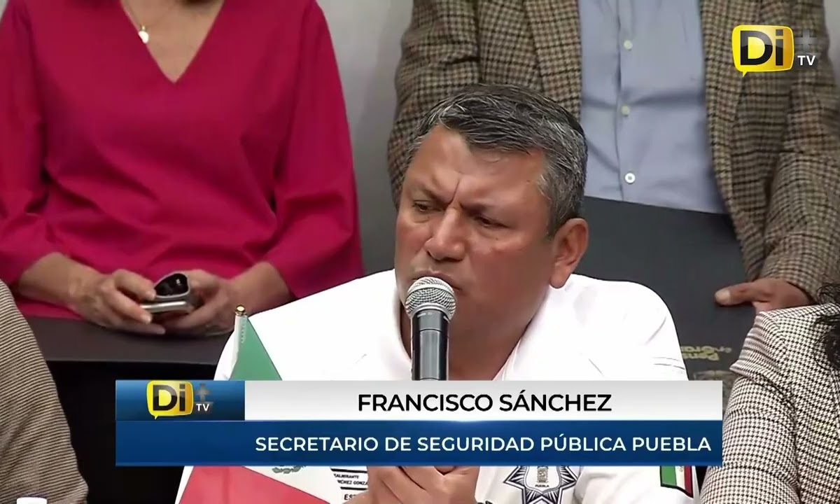 DEJAN C4D4V3R 3NVU3LT0 EN LONA EN JARDÍN DE ANALCO