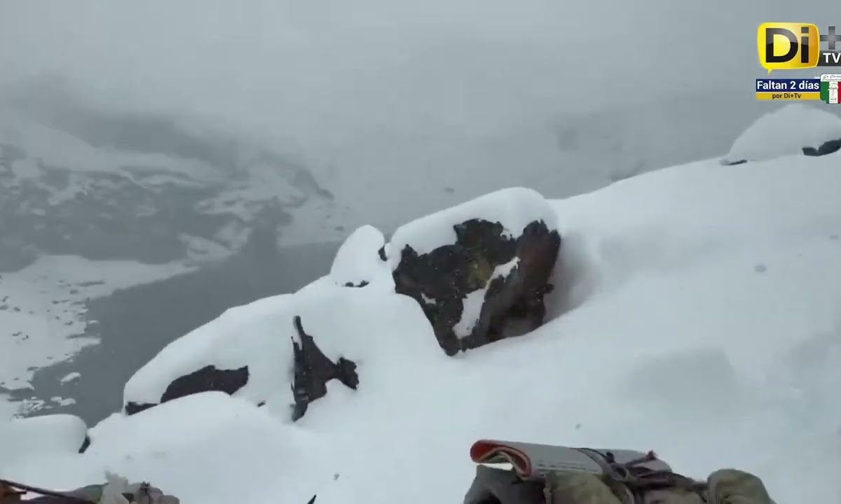 CIENTOS DE EXCURSIONISTAS QUEDAN ATRAPADOS EN EL EVEREST