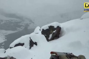 CIENTOS DE EXCURSIONISTAS QUEDAN ATRAPADOS EN EL EVEREST