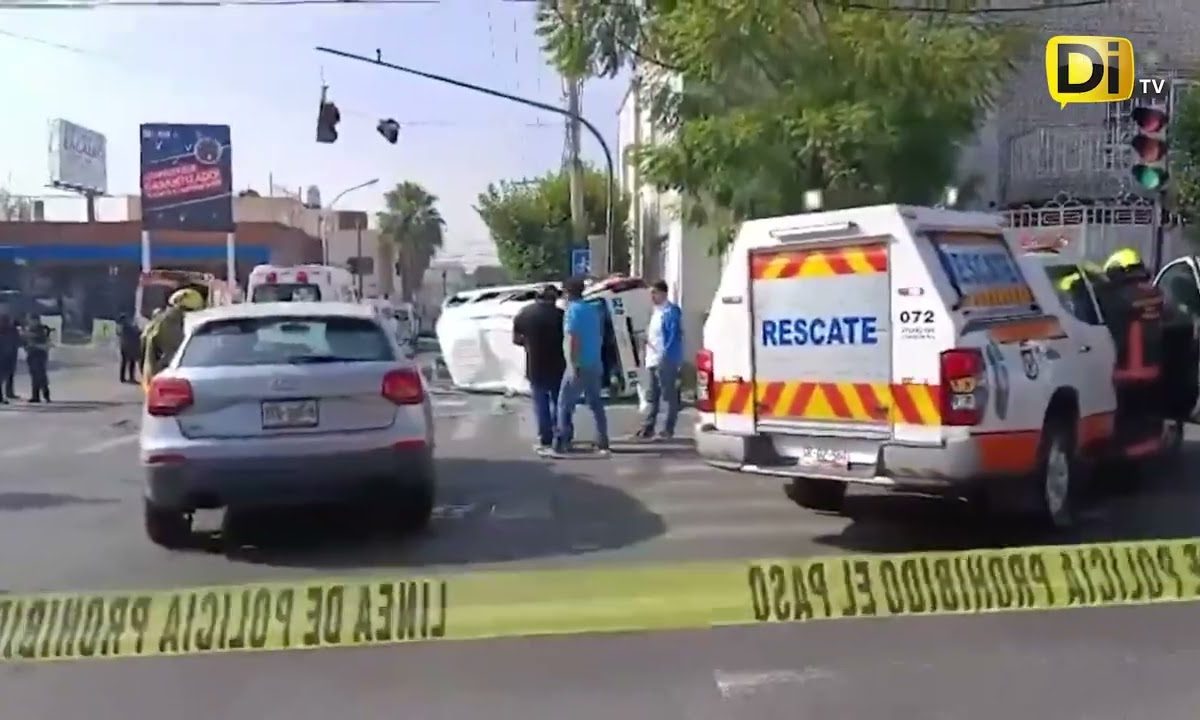 CHOQUE Y VOLCADURA DE UNIDAD DE TRANSPORTE PÚBLICO DEJA MÁS DE 10 LESIONADOS