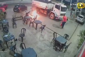 ENCIENDE UN CIGARRO CERCA DE GASOLINERA Y CASI TERMINA EN TRAGEDIA