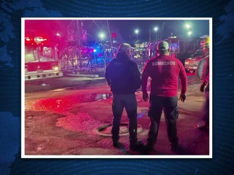 INCENDIO TERMINA CON PUESTOS NAVIDEÑOS EN HUIXCOLOTLA