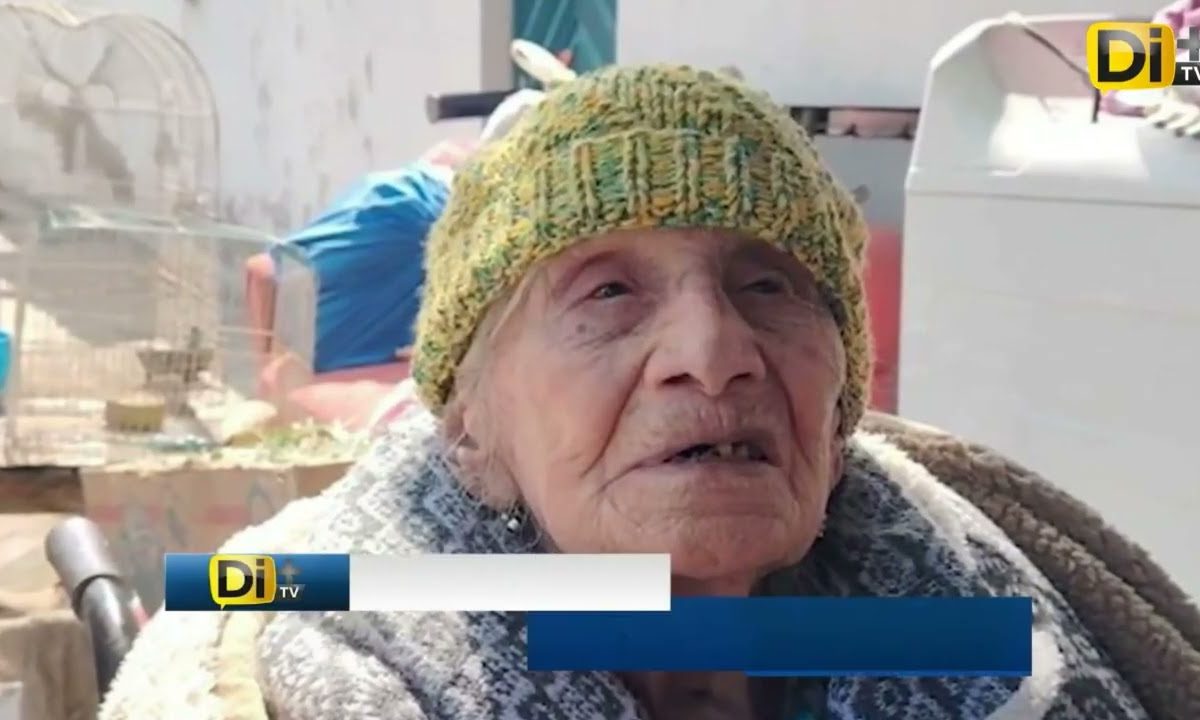 ¡1NHUM4N0! HIJO Y NIETA DESALOJAN DE SU CASA A ABUELITA