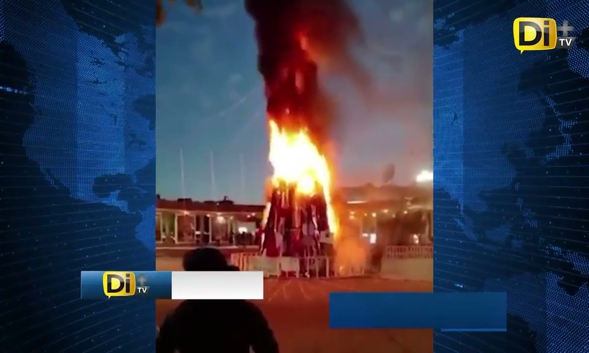 QU3M4N ÁRBOL DE NAVIDAD TRAS PROTESTA EN ZITÁCUARO