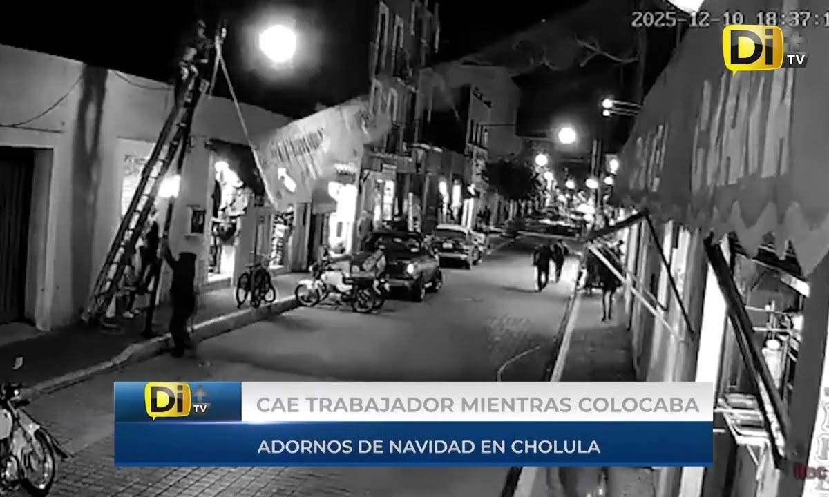 C43 POSTE Y TRABAJADOR POR COLOCAR ADORNOS NAVIDEÑOS EN CHOLULA