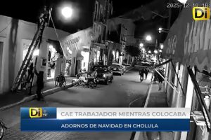 C43 POSTE Y TRABAJADOR POR COLOCAR ADORNOS NAVIDEÑOS EN CHOLULA
