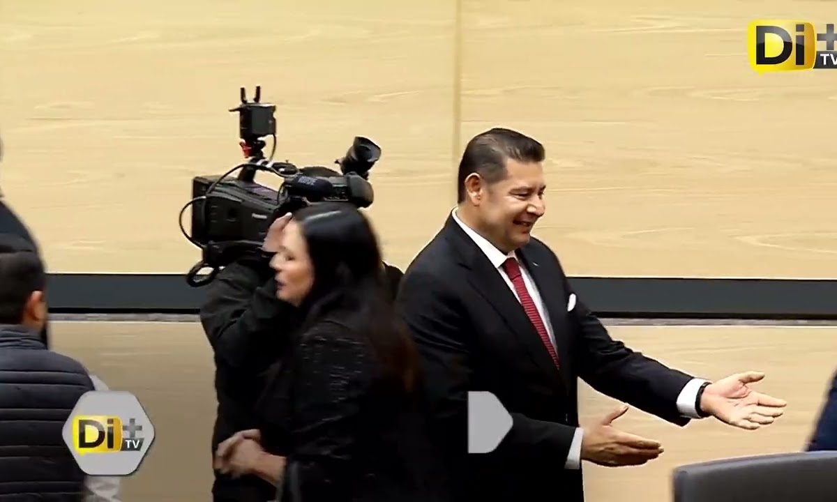 ASÍ LLEGÓ ALEJANDRO ARMENTA AL CONGRESO DE PUEBLA PARA RENDIR SU PRIMER INFORME