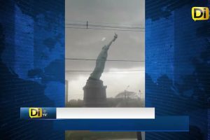 IMPACTANTE: SE D3SPL0M4 RÉPLICA DE LA ESTATUA DE LA LIBERTAD