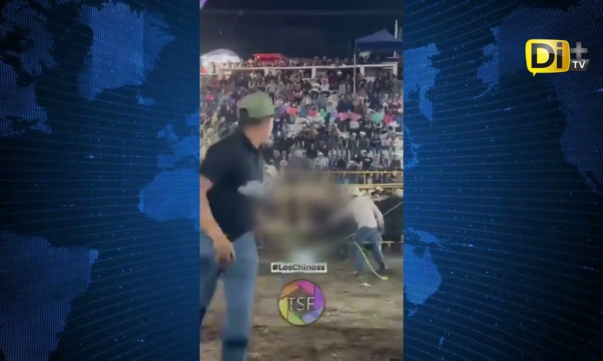 TORO EMBISTE A JINETE EN JARIPEO DE HUEHUETLÁN EL CHICO