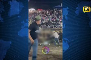 TORO EMBISTE A JINETE EN JARIPEO DE HUEHUETLÁN EL CHICO