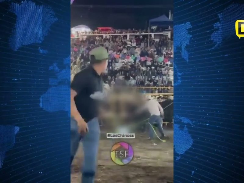 TORO EMBISTE A JINETE EN JARIPEO DE HUEHUETLÁN EL CHICO