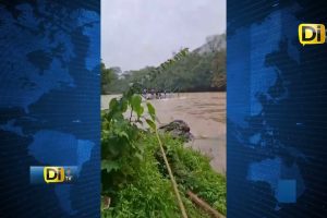 SOBREVIVEN MAESTROS TRAS QUEDARSE ATRAPADOS EN EMBARCACIÓN POR CRECIENTE DE RÍO
