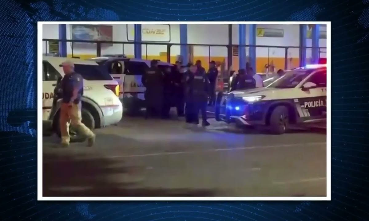 CAOS EN PLAZA DORADA: HOMBRE D3S4RM4 A POLICÍA DURANTE CR1S1S EMOCIONAL