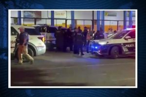 CAOS EN PLAZA DORADA: HOMBRE D3S4RM4 A POLICÍA DURANTE CR1S1S EMOCIONAL