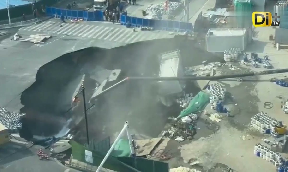 ¡IMPRESIONANTE MEGA SOCAVÓN EN SHANGHÁI!