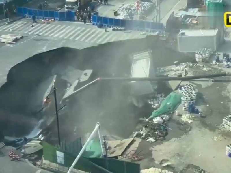 ¡IMPRESIONANTE MEGA SOCAVÓN EN SHANGHÁI!