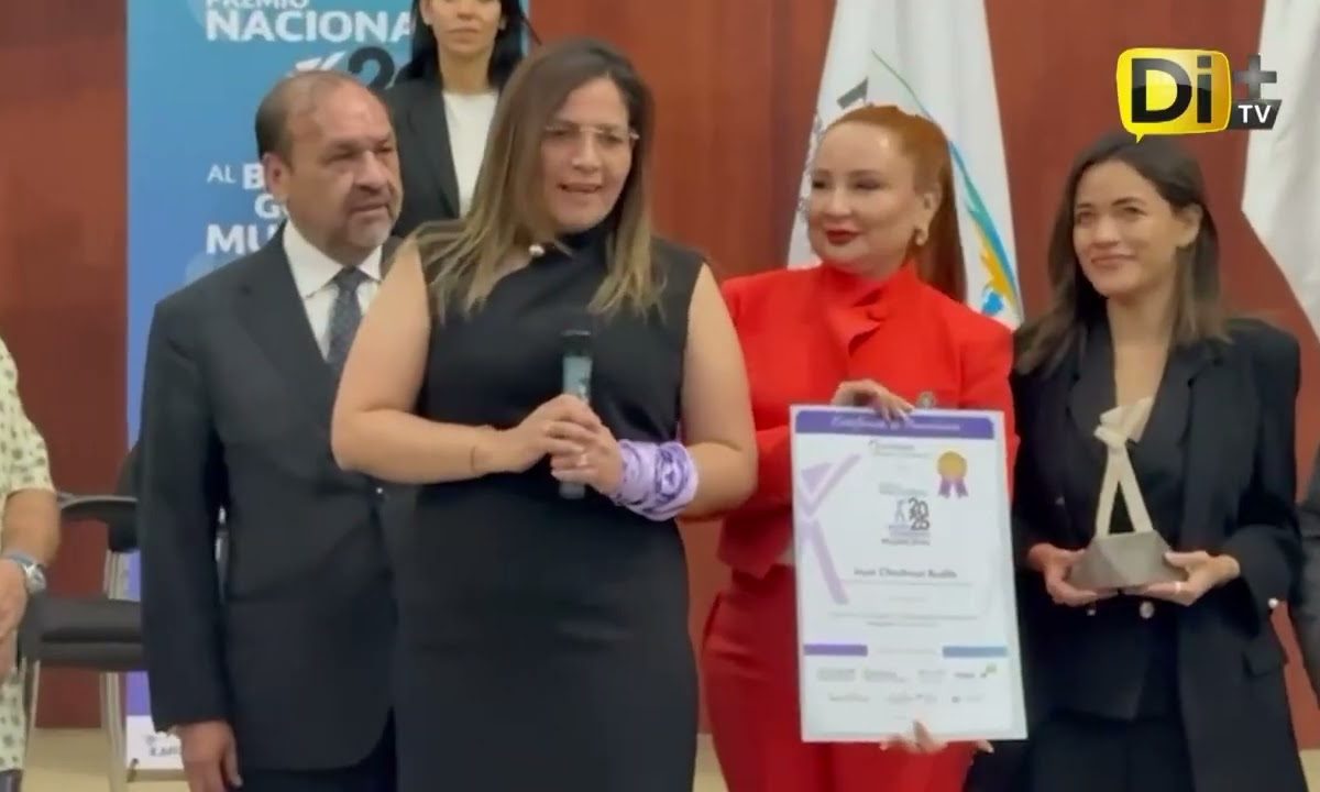 RECIBE PEPE CHEDRAUI PREMIO POR BUEN GOBIERNO