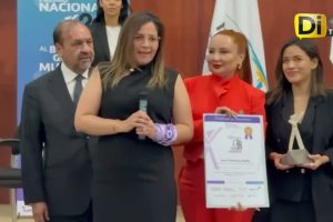 RECIBE PEPE CHEDRAUI PREMIO POR BUEN GOBIERNO